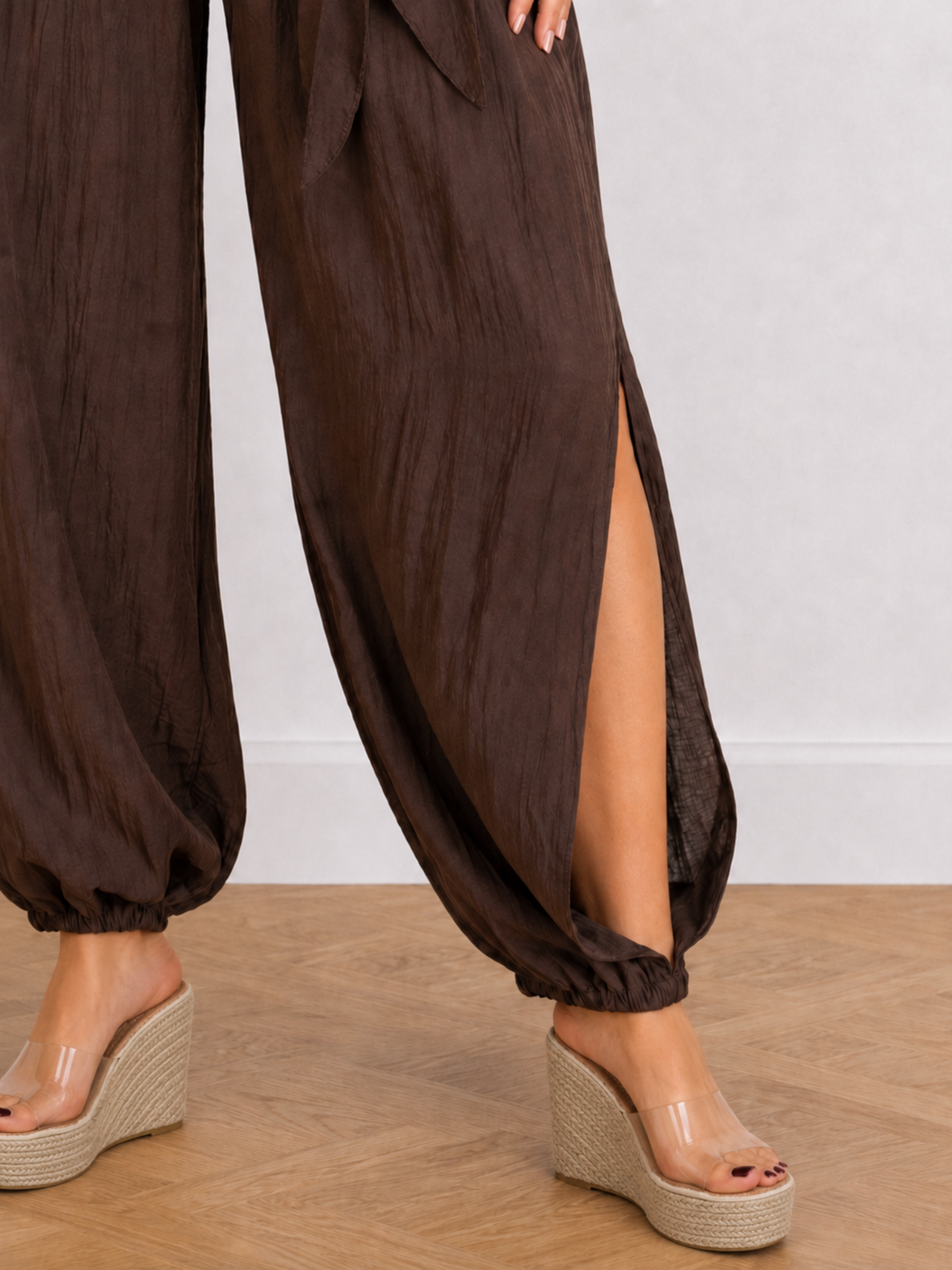 PANTALON ARRUGADO LISO CON LAZO